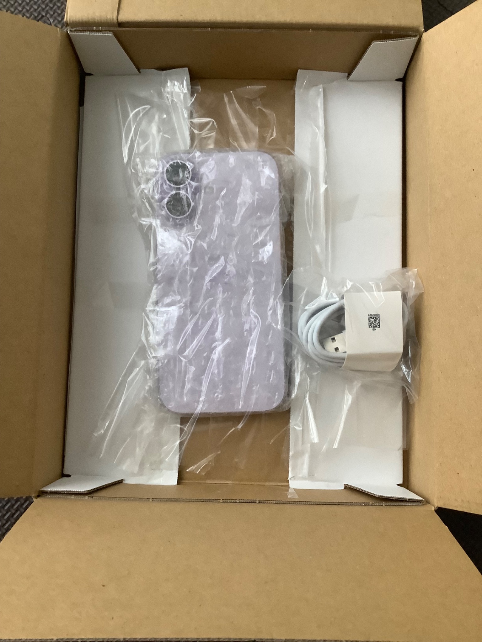 iPhone本体と付属品を分けて緩衝材で保護した返品時の梱包
