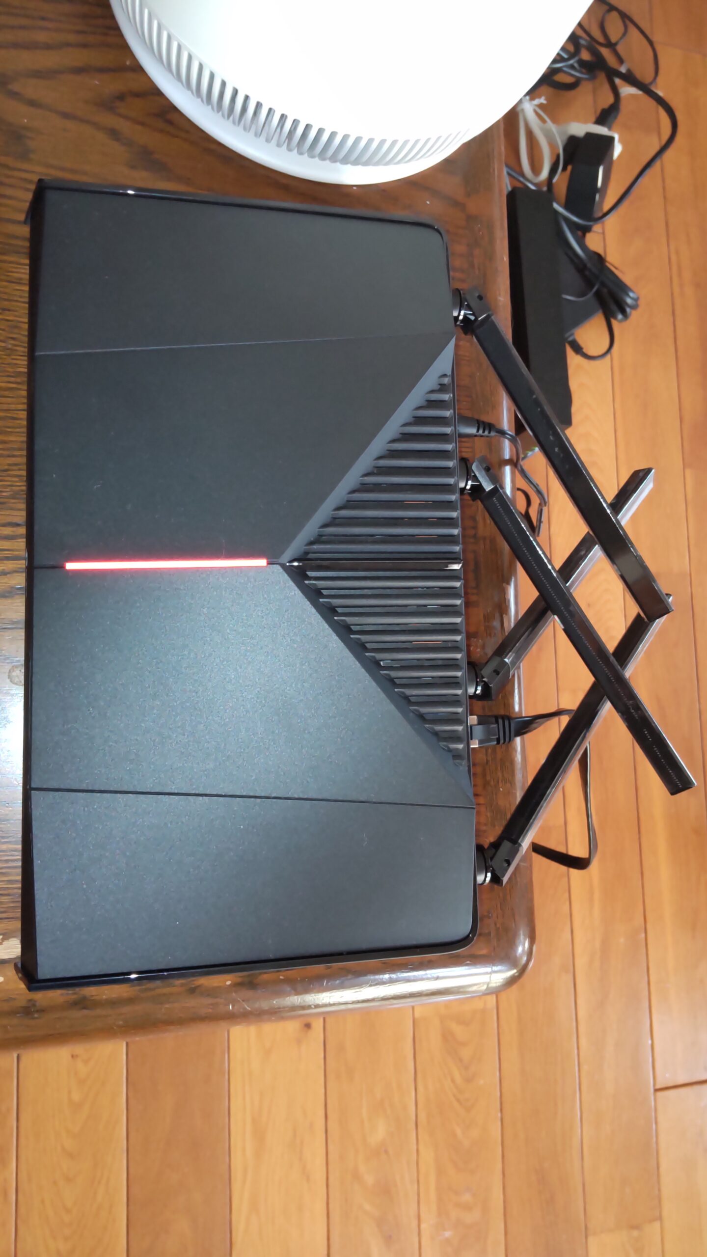レビュー用にTP-Linkから借りたArcher GE230本体。電源とLANケーブルを接続した検証時の設置状態。