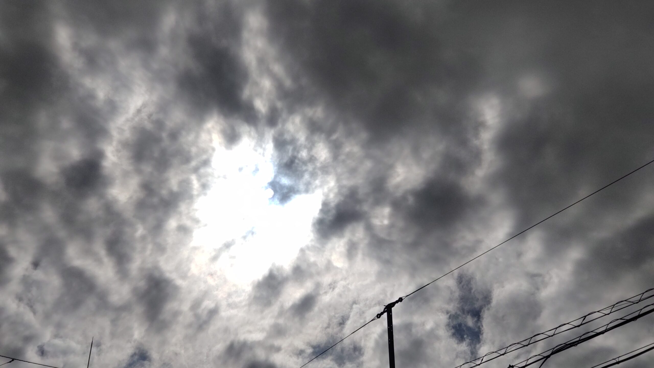 検証時に撮影した、太陽の周囲に雲が広がる空