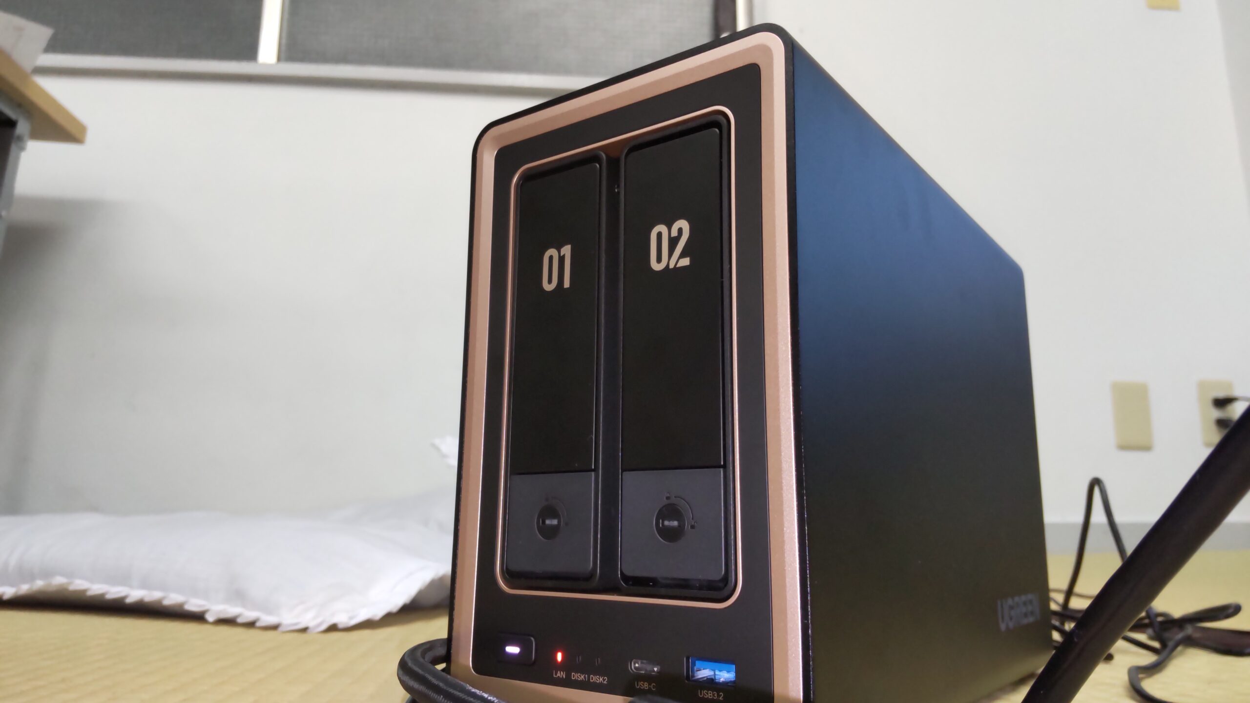 UGREEN NASync DXP2800 GTの実機。前面の2つのドライブベイとUSB端子